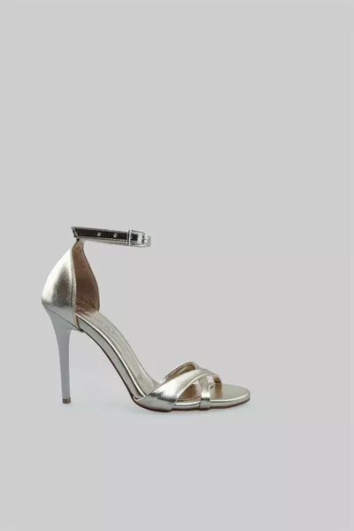 كعب ذهبي معدني