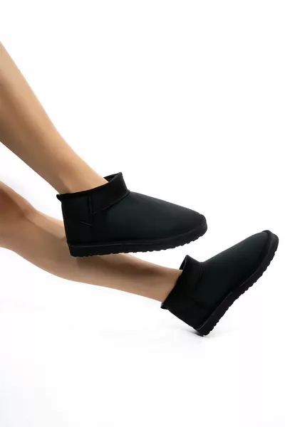 المرأة السوداء من جلد الغزال نصف الأحذية داخل ضبابي سميكة وحيد الأحذية