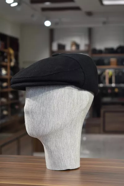 Класическа шапка Черна шапка Stamp Зимна шапка от плат с копчета