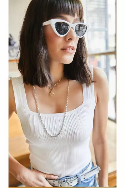 المرأة بيضاء سميكة حزام بلوزة متماسكة