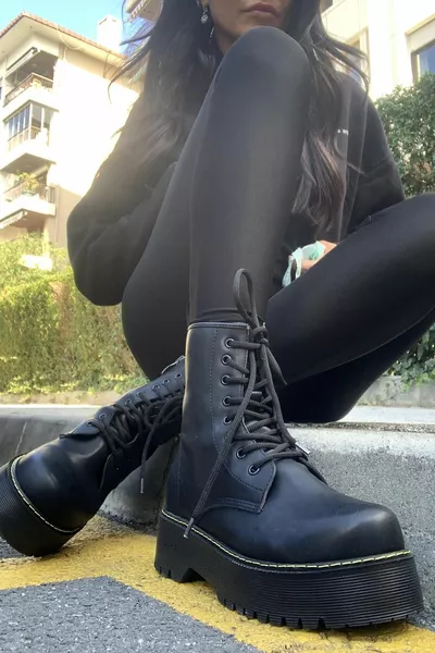 Матови черни дамски ботуши и ботуши 