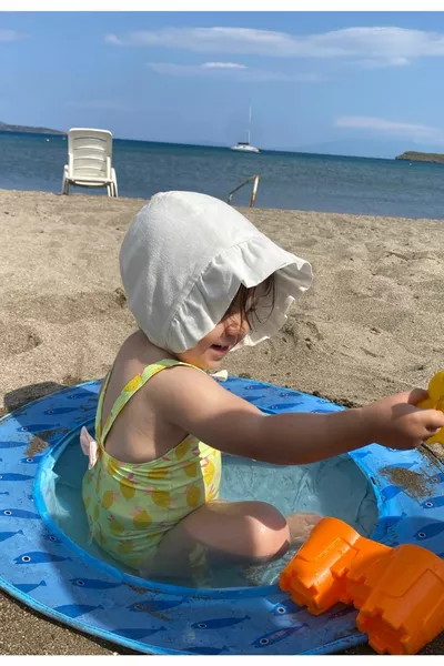 % памучна бебешка шапка с волани в цвят екрю - плажна шапка