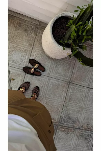 Ballerines Cody en or noir avec fermoir détaillé