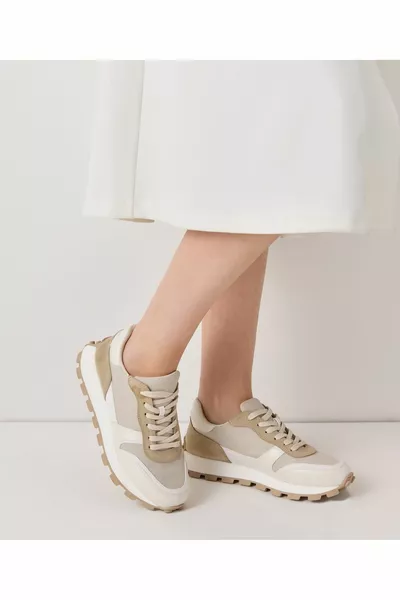 Sneaker a blocchi di colore con suola seghettata