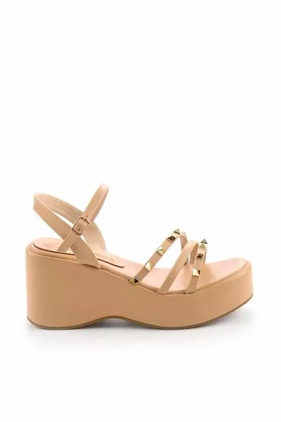 صنادل نسائية باللون البيج 