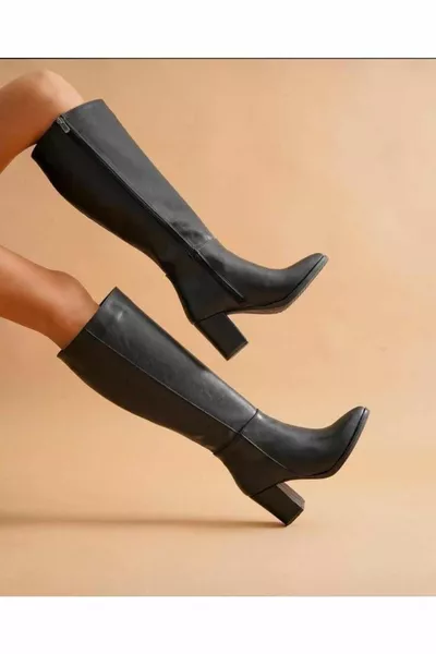 أحذية نسائية سوداء بكعب عال