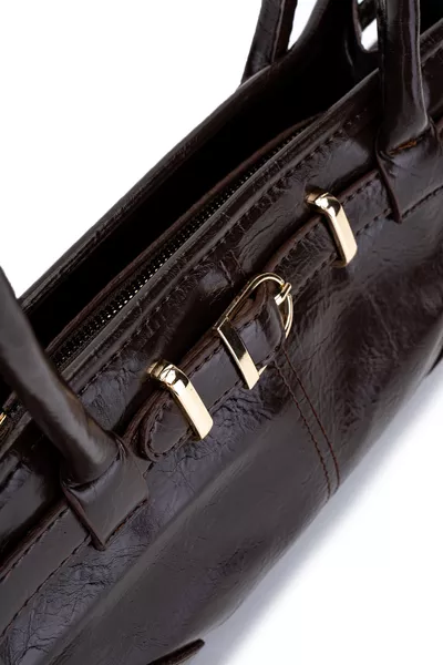 Borsa a spalla da donna in pelle sintetica con dettaglio cintura, colore marrone amaro