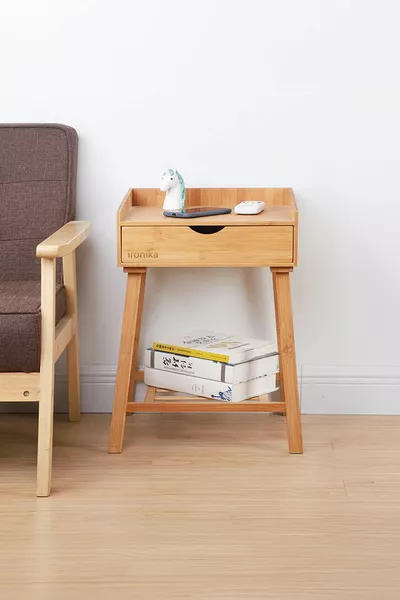 طاولة جانبية فاخرة مزخرفة بها أدراج من الخيزران