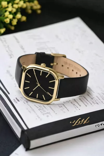 ساعة معصم مربعة بحزام جلدي عتيق