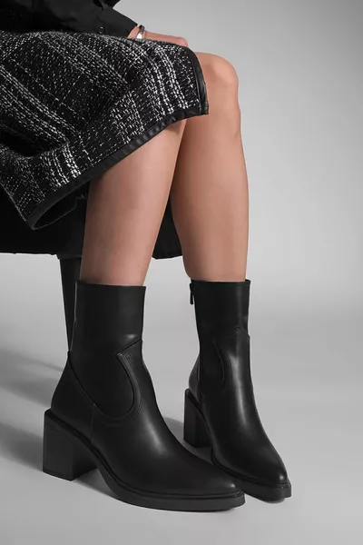 حذاء نسائي بكعب عالٍ بسحاب جانبي وتفاصيل خياطة - فورتاب أسود