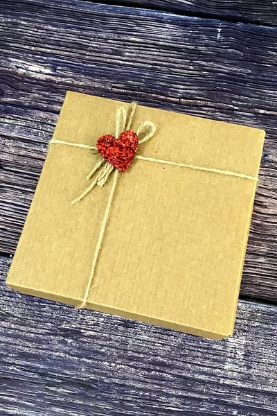 حذاء طفل أبيض وقطعة رأس