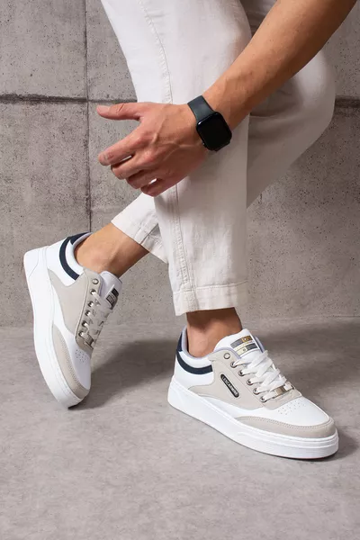 حذاء رياضي رجالي مريح باللون الكريم مع تفاصيل بيضاء ورباط أبيض ونعل أبيض 