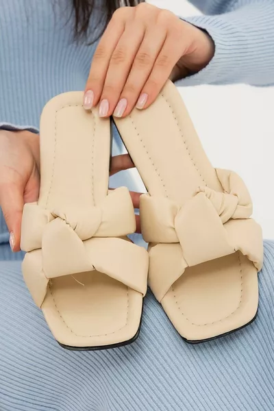 نعال نسائية بيج للارتداء في الخارج والمنزل