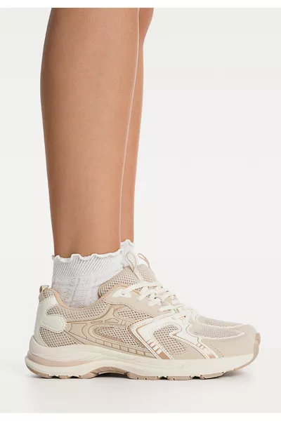 حذاء رياضي مع قطع متباينة