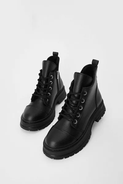 حذاء نسائي أسود من كونيفا بطبقة سفلية سميكة ورباط