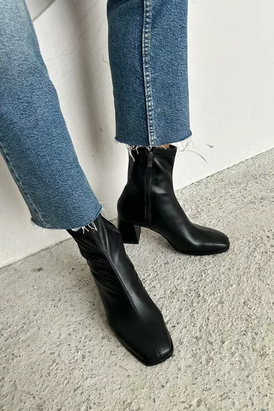 حذاء نسائي تروو بكعب متوسط مع رباط عند المعصم، أسود