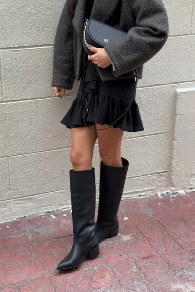 حذاء نسائي أسود مطفي بأصابع مدببة وكعب قصير