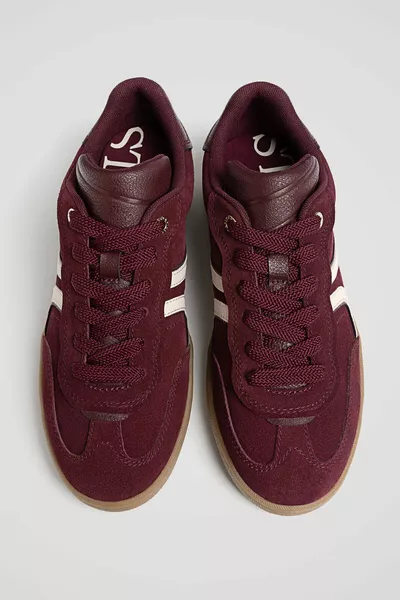 حذاء رياضي من الجلد