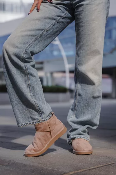 حذاء يومي نسائي مبطن بالفرو من الجلد المدبوغ بلون البيج