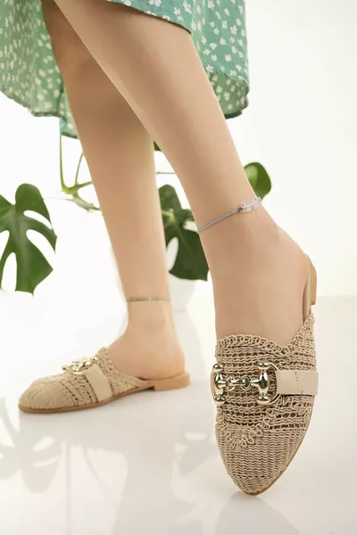 Dames rieten slippers beige, gesloten aan de voorkant, gebreid tricot, met steentjes en gespdetails, zomerse slippers voor thuis, strand en vakantie