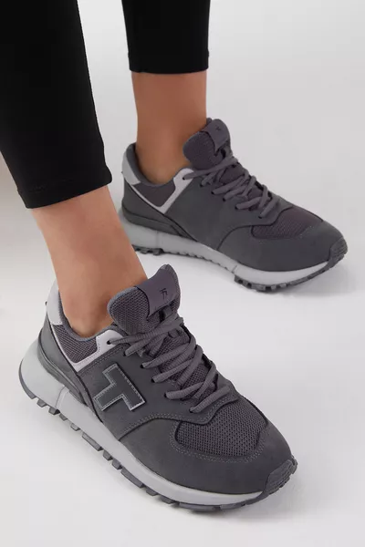 حذاء سنيكرز للجنسين بلون دخاني بنعل EVA مقاوم للانزلاق و بأربطة