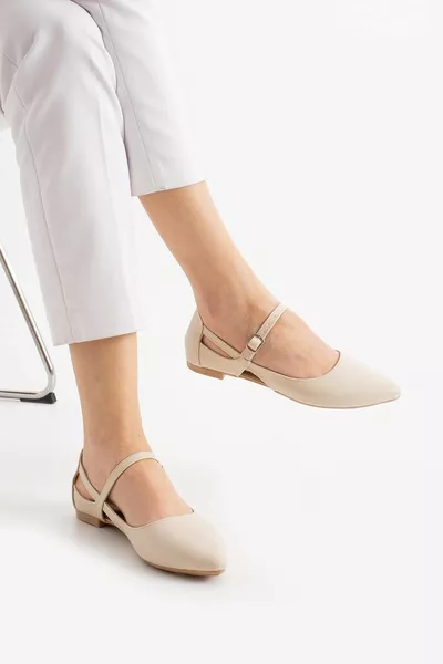 Damen Ballerinas mit leichtem Absatz, seitlichen Fenstern und Riemchen