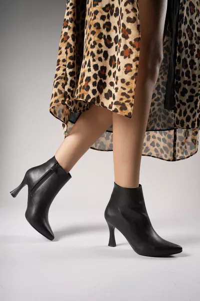 حذاء نسائي بكعب عالي من تيكلاث  جلد أسود