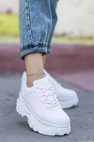 حذاء رياضي نسائي أبيض بقاعدة عالية 6 سم 