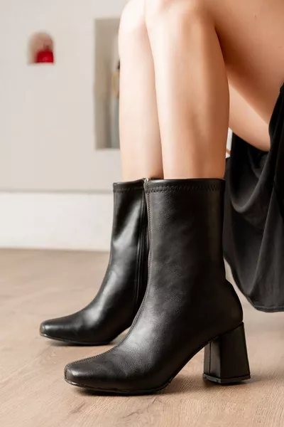 حذاء نسائي كعب عالي من الجلد الأسود بمقدمة عريضة متوسطة الحجم