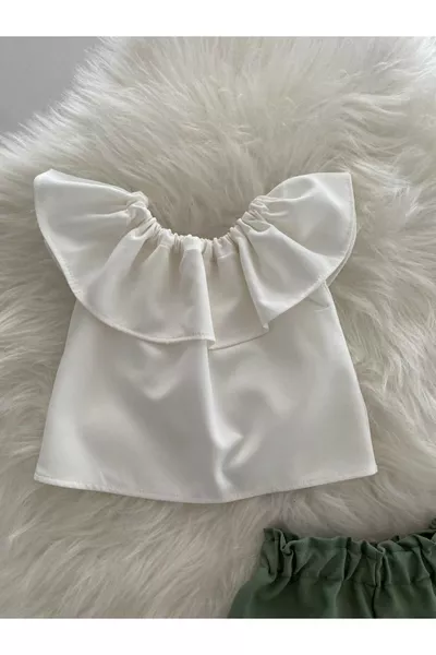 طقم طفلة مكون من بلوزة بيضاء وشورت باللون الأخضر