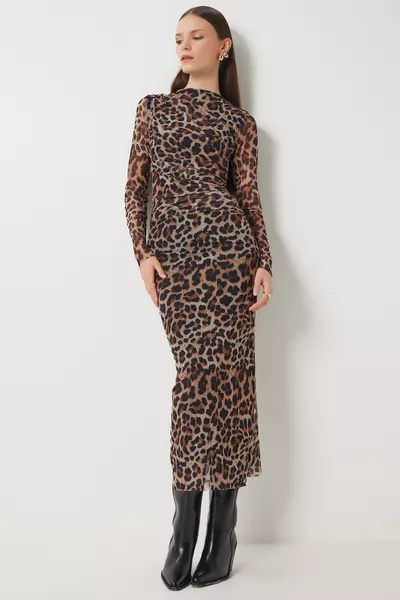 فستان نسائي تول ملفوف بنقشة الفهد باللون البني البيج مع كشكشة 