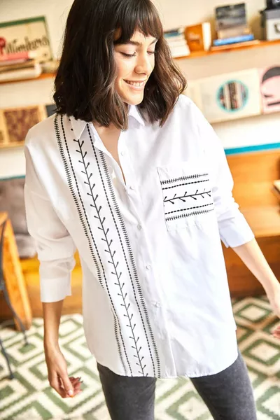 Chemise tissée imprimée pour femme avec détail de poche blanche 