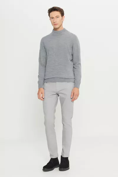 Maglione da uomo grigio mélange, aderente standard, non pelucchiato, collo a mezzalto, taglio normale