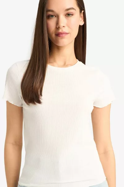 Футболка белая базовая с круглым воротом, короткими рукавами, приталенная AXNS