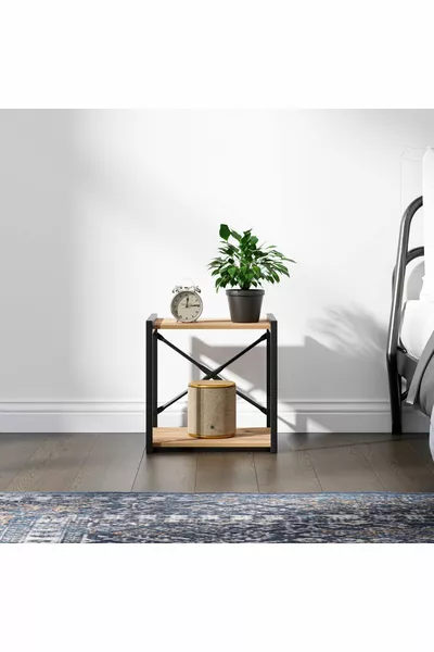 Veelzijdige nachtkast met metalen poten en plank, dennen