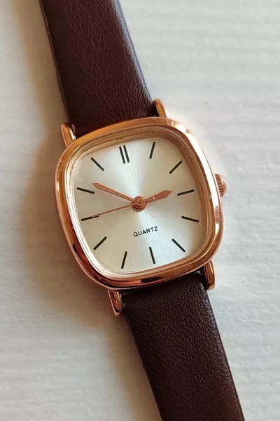Montre femme ronde marron avec bracelet en cuir rétro