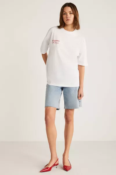 تي شيرت لاك نسائي أبيض بتفصيل حروف حمراء في الأمام والخلف