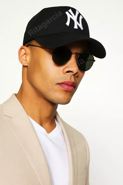 Унисекс шапка с козирка с черно-бели бродерии Ny