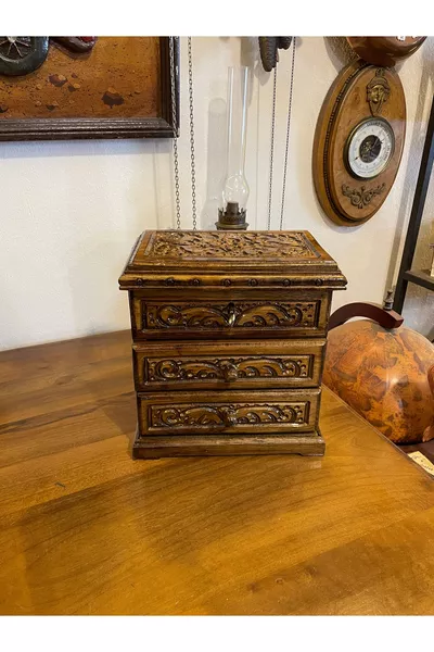 Holztruhe mit Schloss und Spiegel, 2 Schubladen, Höhe cm