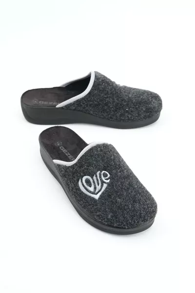 Hohe Damen-Hausschuhe für den Winter