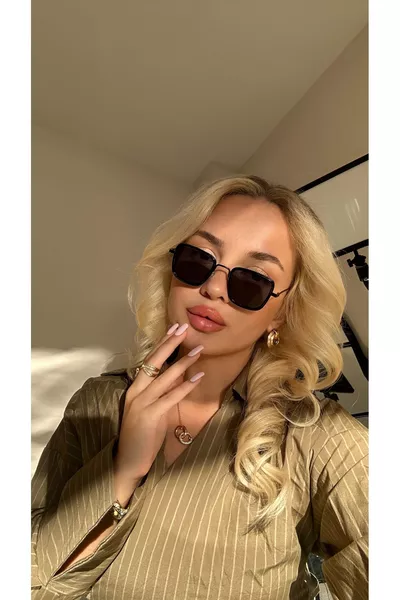 نظارات شمسية نسائية بتصميم مستطيل، إطار معدني أسود مقاوم للغاية وعدسات سوداء