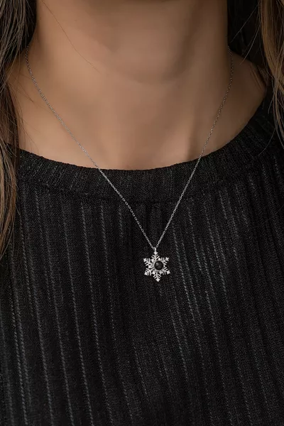 قلادة فضة للنساء عيار  على شكل ندفة الثلج مكتوب عليها أحبك بمئة لغة