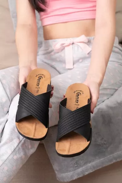 حذاء صيفي نسائي غير قابل للانزلاق للشارع والشاطئ والحمام اليومي ثلاثي