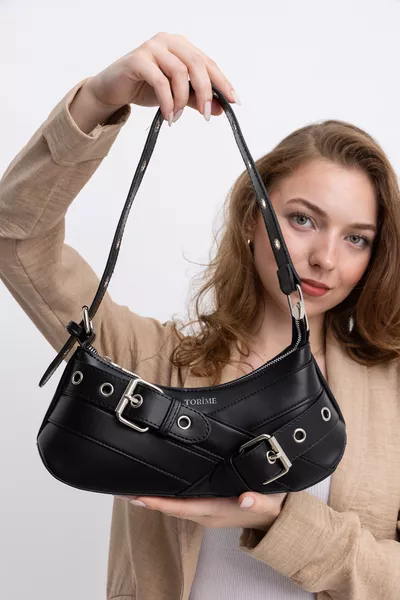 Borsa a Spalla e a Tracolla da Donna Nera con Dettaglio Cintura – Pelle Vegana con Tracolla Regolabile