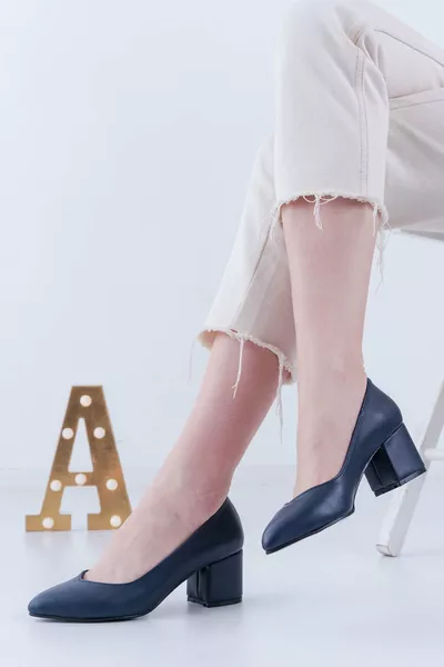 حذاء نسائي أنيق يومي مريح بكعب قصير من جلد لارسيفيرت ارتفاع الكعب 5 سم