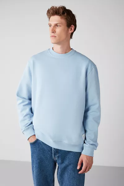 سويت شيرت رجالي أزرق بتصميم عادي وقماش عضوي ناعم وياقة دائرية من ترافيس