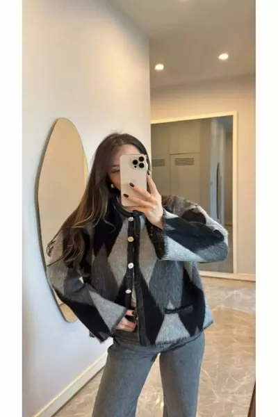 Дамска популярна оувърсайз безджобна пухена жилетка с баклава десен