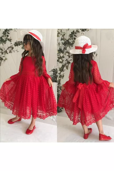 فستان فتاة مع قبعة باللون الأحمر