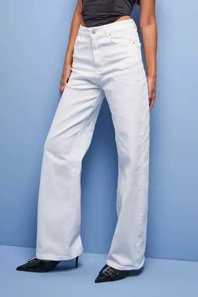 جينز واسع الأرجل نسائي من قماش ليكرا باللون الأبيض