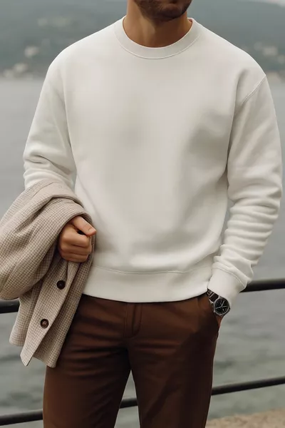 كنزة رجالية بيضاء واسعة برقبة دائرية سميكة